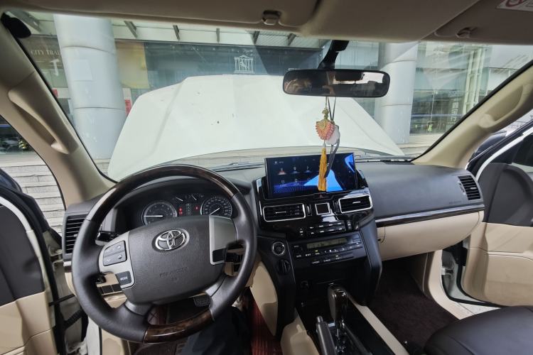 Used Toyota Land Cruiser 2015 4.0L V6 Middle East Low-Trim Version Center Console