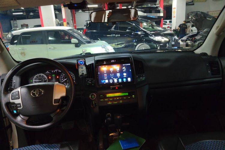 Used Toyota Land Cruiser 2015 4.0L 5-Seater Middle East Version Center Console