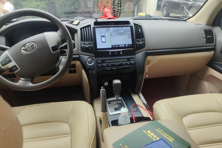 Used Toyota Land Cruiser 2015 4.0L 5-Seater Middle East Version Center Console