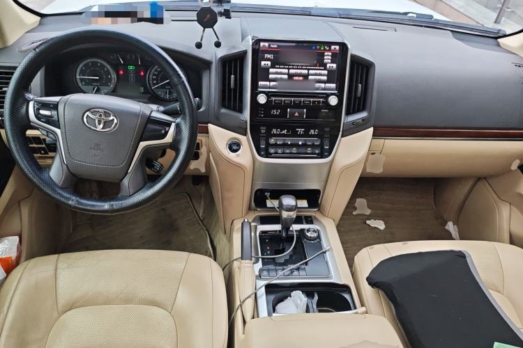 Used Toyota Land Cruiser 2015 4.0L VX-R 8-Seater Middle East Version Center Console
