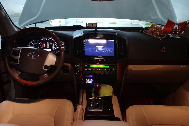 Used Toyota Land Cruiser 2015 4.0L V6 Middle East Limited Edition Center Console