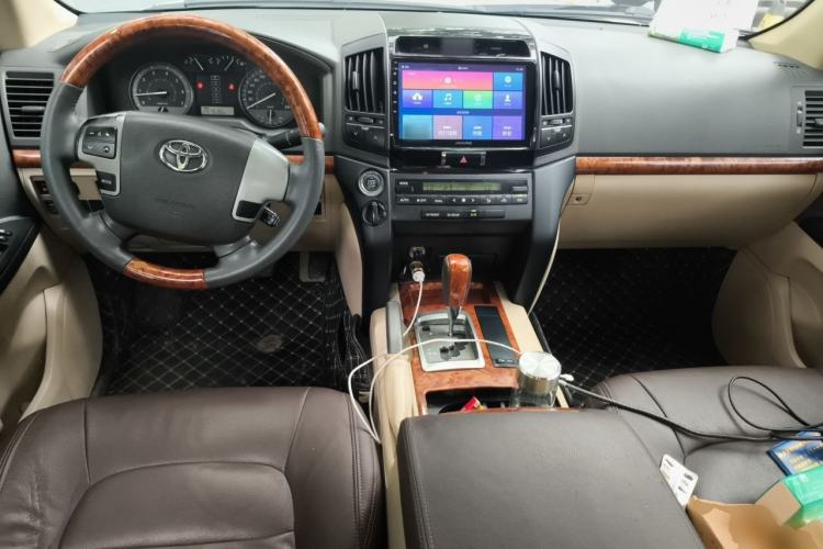 Used Toyota Land Cruiser 2015 4.0L V6 Middle East Low-Trim Version Center Console
