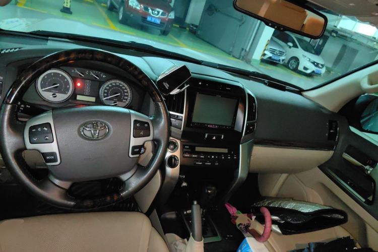 Used Toyota Land Cruiser 2015 4.0L V6 Middle East Low-Trim Version Center Console