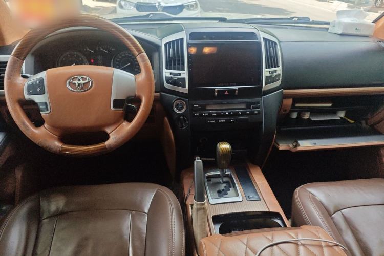 Used Toyota Land Cruiser 2015 4.0L 5-Seater Middle East Version Center Console