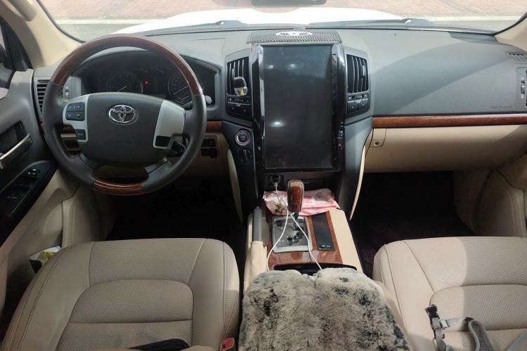 Used Toyota Land Cruiser 2015 4.0L V6 Middle East Low-Trim Version Center Console