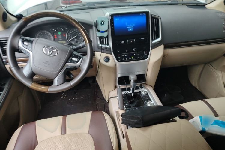 Used Toyota Land Cruiser 2015 4.0L V6 Middle East Low-Trim Version Center Console