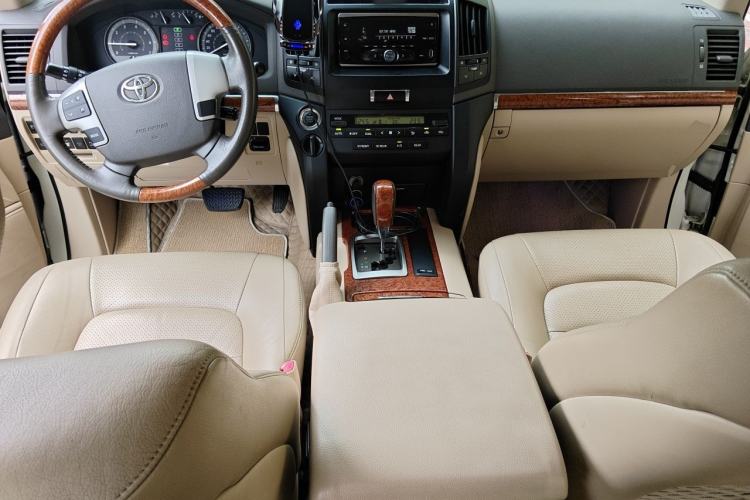 Used Toyota Land Cruiser 2015 4.0L V6 Middle East Limited Edition Center Console