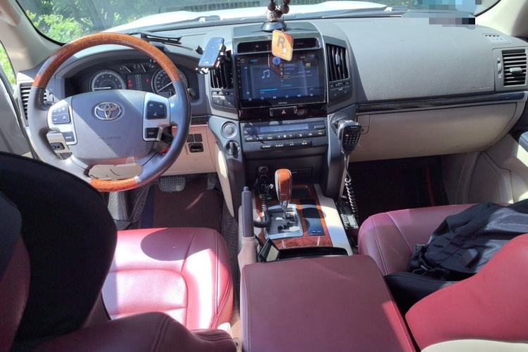 Used Toyota Land Cruiser 2015 4.0L V6 Middle East Limited Edition Center Console