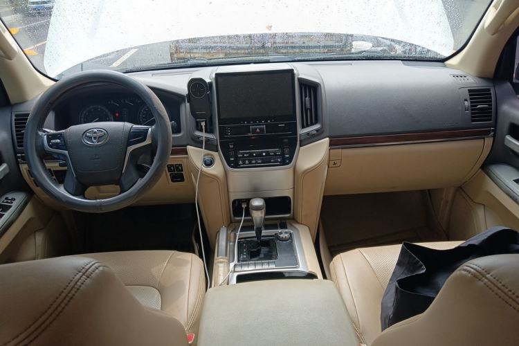 Used Toyota Land Cruiser 2015 4.0L V6 Middle East Limited Edition Center Console