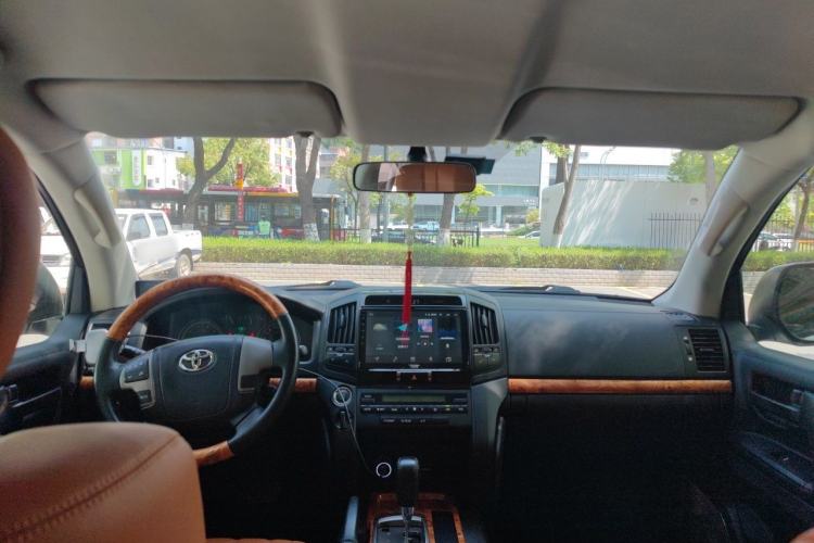 Used Toyota Land Cruiser 2015 4.0L 5-Seater Middle East Version Center Console