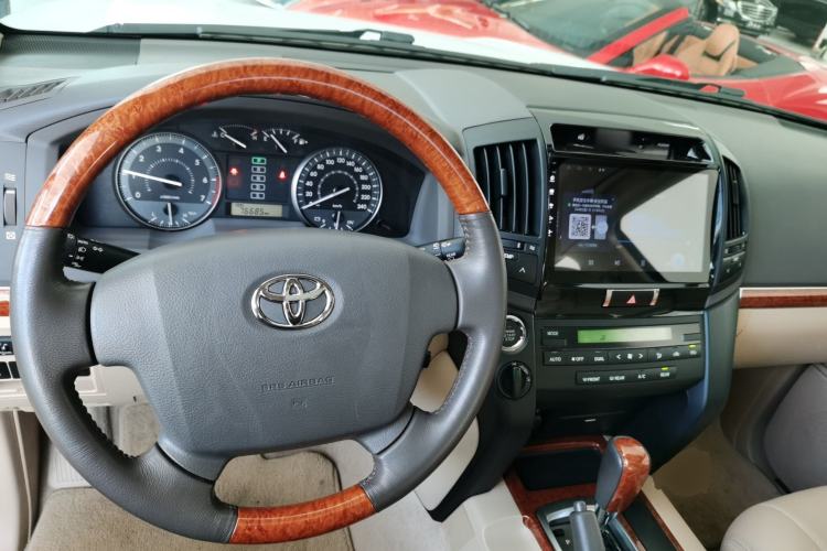 Used Toyota Land Cruiser 2015 4.6L V8 Low-Power Version Middle East Edition Center Console