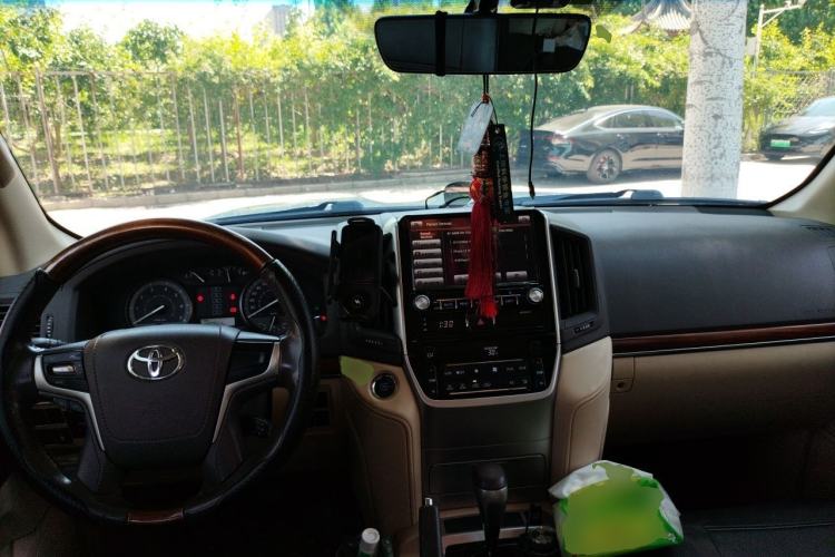 Used Toyota Land Cruiser 2015 4.0L V6 Middle East Limited Edition Center Console