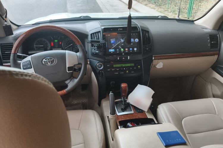 Used Toyota Land Cruiser 2015 4.0L V6 Middle East Limited Edition Center Console
