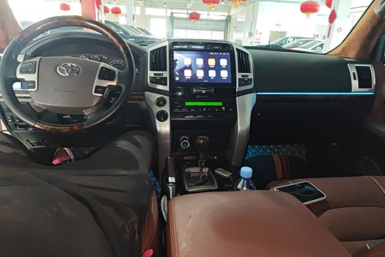Used Toyota Land Cruiser 2015 4.0L V6 Middle East Low-Trim Version Center Console
