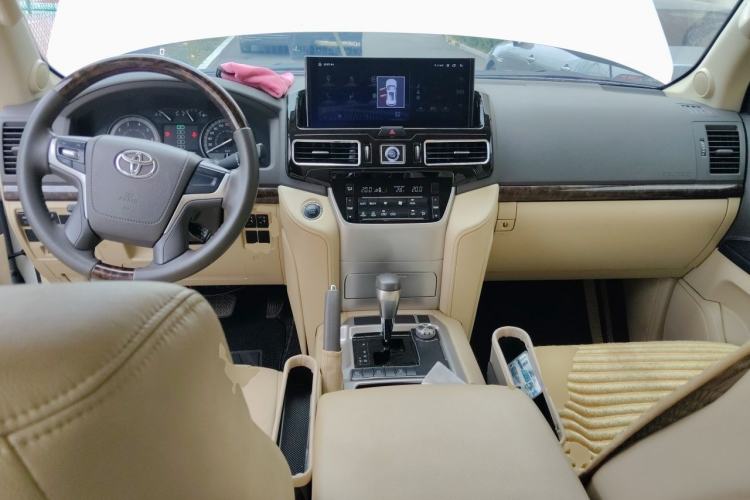 Used Toyota Land Cruiser 2015 4.0L V6 Middle East Low-Trim Version Center Console
