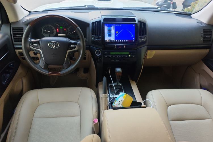 Used Toyota Land Cruiser 2015 4.0L V6 Middle East Low-Trim Version Center Console