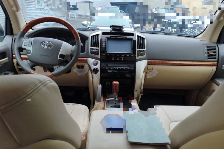 Used Toyota Land Cruiser 2015 4.0L V6 Middle East Limited Edition Center Console