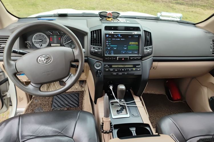 Used Toyota Land Cruiser 2015 4.0L 5-Seater Middle East Version Center Console