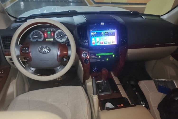 Used Toyota Land Cruiser 2015 4.0L 5-Seater Middle East Version Center Console