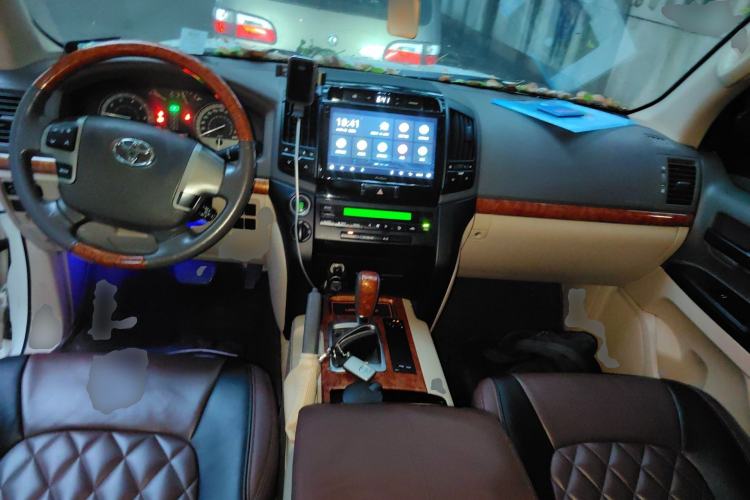 Used Toyota Land Cruiser 2015 4.0L V6 Middle East Low-Trim Version Center Console