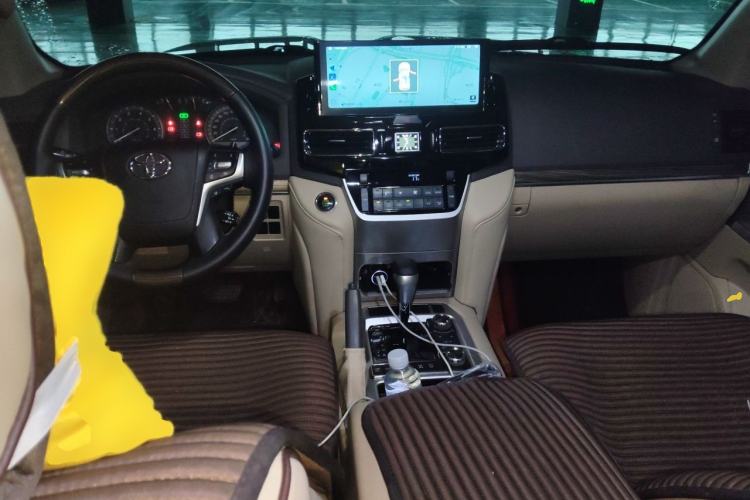 Used Toyota Land Cruiser 2015 4.0L V6 Middle East Low-Trim Version Center Console