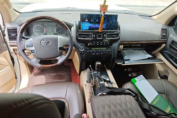 Used Toyota Land Cruiser 2015 4.0L V6 Middle East Low-Trim Version Center Console