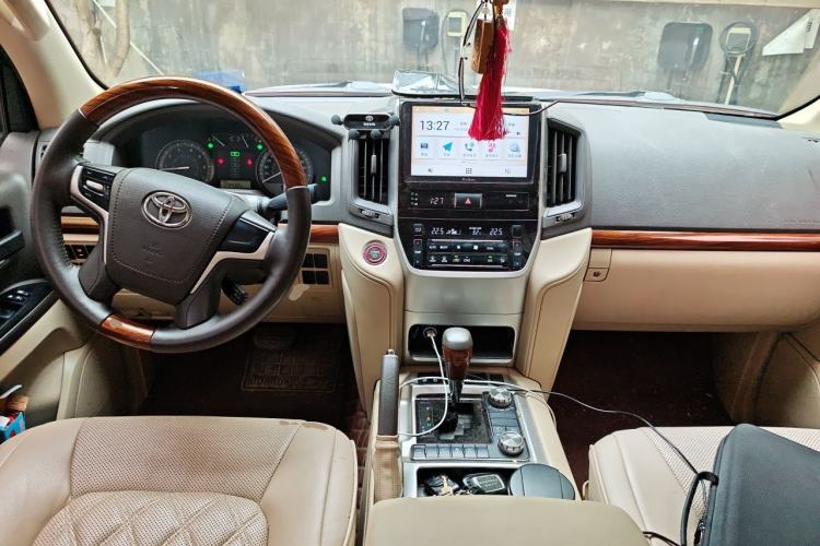 Used Toyota Land Cruiser 2015 4.0L V6 Middle East Low-Trim Version Center Console