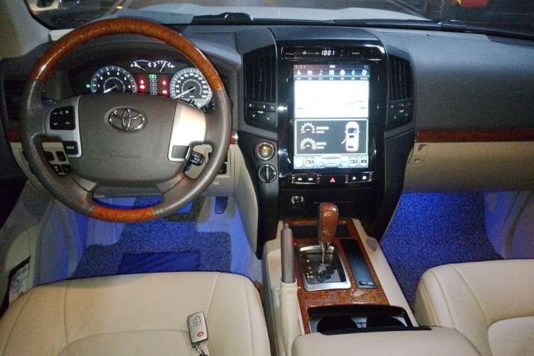 Used Toyota Land Cruiser 2015 4.0L V6 Middle East Limited Edition Center Console