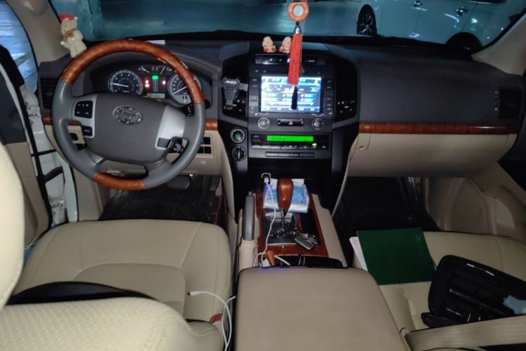 Used Toyota Land Cruiser 2015 4.0L 5-Seater Middle East Version Center Console