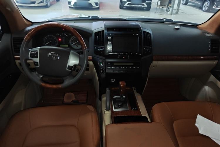 Used Toyota Land Cruiser 2015 4.0L V6 Middle East Low-Trim Version Center Console