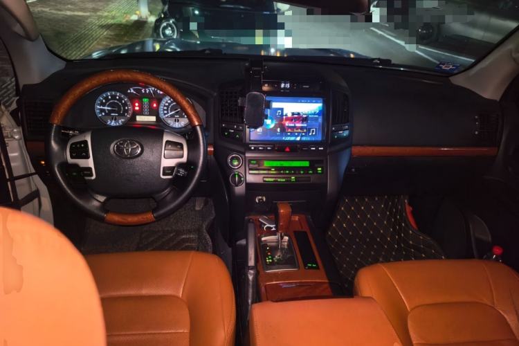 Used Toyota Land Cruiser 2015 4.0L V6 Middle East Low-Trim Version Center Console