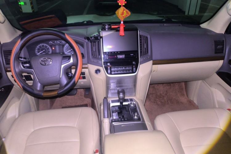 Used Toyota Land Cruiser 2015 4.0L V6 Middle East Low-Trim Version Center Console
