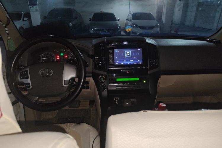 Used Toyota Land Cruiser 2015 4.0L V6 Middle East Low-Trim Version Center Console