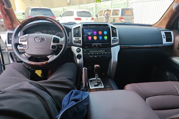 Used Toyota Land Cruiser 2015 4.0L V6 Middle East Low-Trim Version Center Console