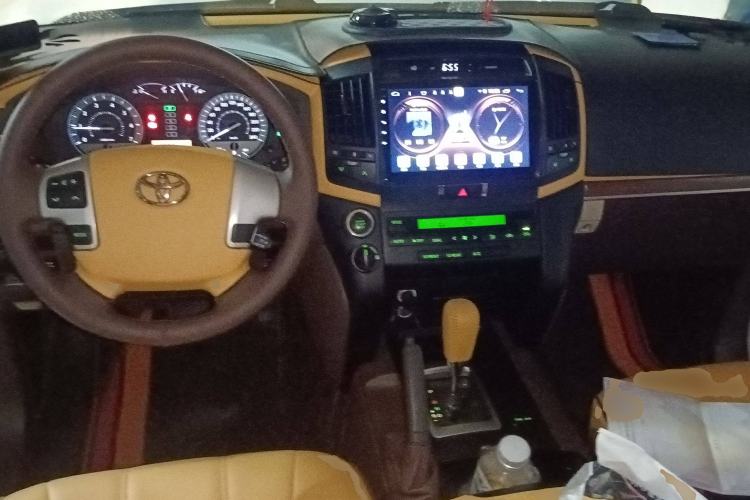 Used Toyota Land Cruiser 2015 4.0L 5-Seater Middle East Version Center Console