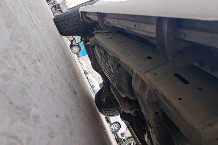 Used Toyota Land Cruiser 2015 4.0L V6 Middle East Low-Trim Version Chassis Front Right