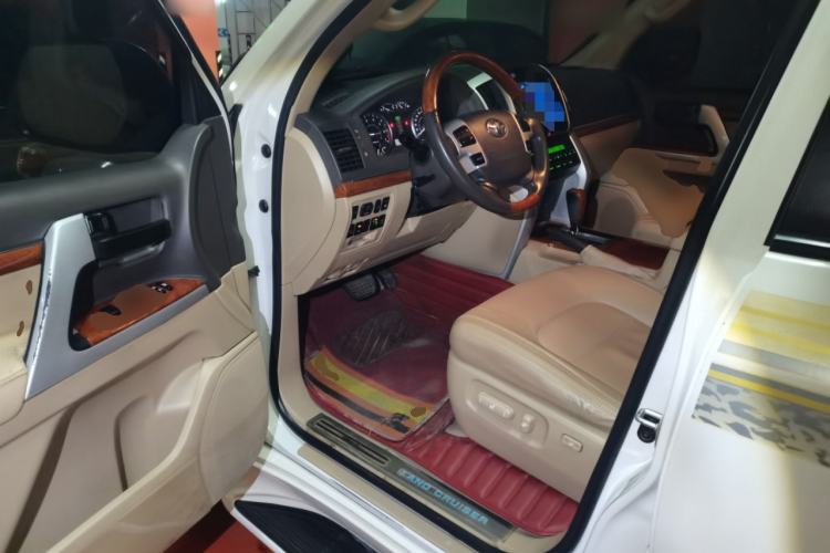 Used Toyota Land Cruiser 2015 4.6L V8 Middle East Limited Edition Driver Seat