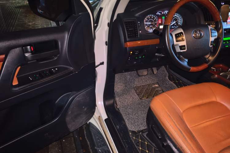 Used Toyota Land Cruiser 2015 4.0L V6 Middle East Low-Trim Version Driver Seat
