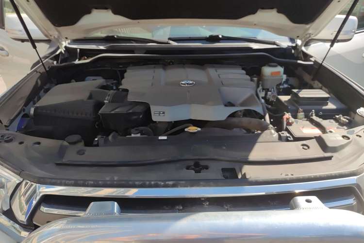 Used Toyota Land Cruiser 2015 4.6L V8 Middle East Limited Edition Engine Bay