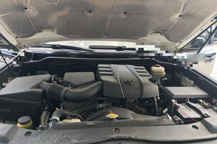 Used Toyota Land Cruiser 2015 4.0L V6 Middle East Low-Trim Version Engine Bay