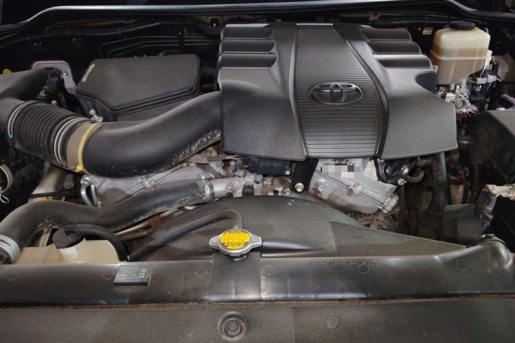 Used Toyota Land Cruiser 2015 4.0L 5-Seater Middle East Version Engine Bay
