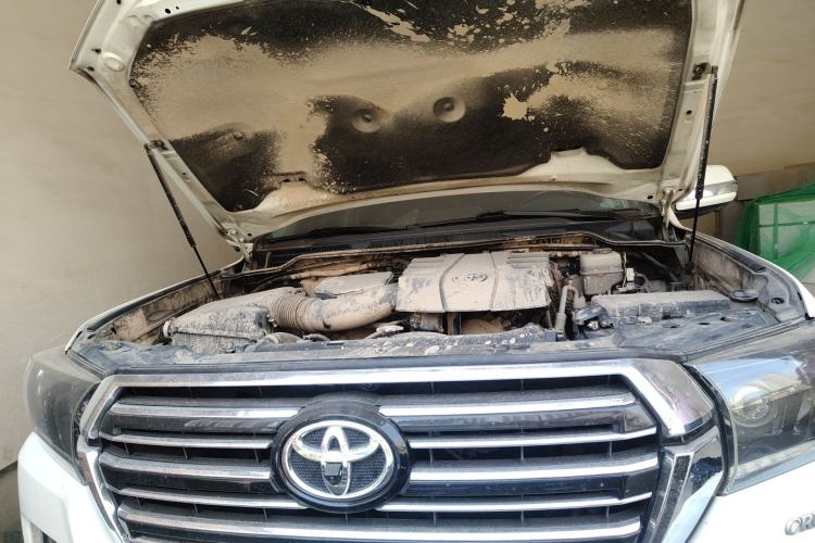 Used Toyota Land Cruiser 2015 4.0L V6 Middle East Low-Trim Version Engine Bay