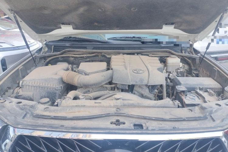 Used Toyota Land Cruiser  Engine Bay