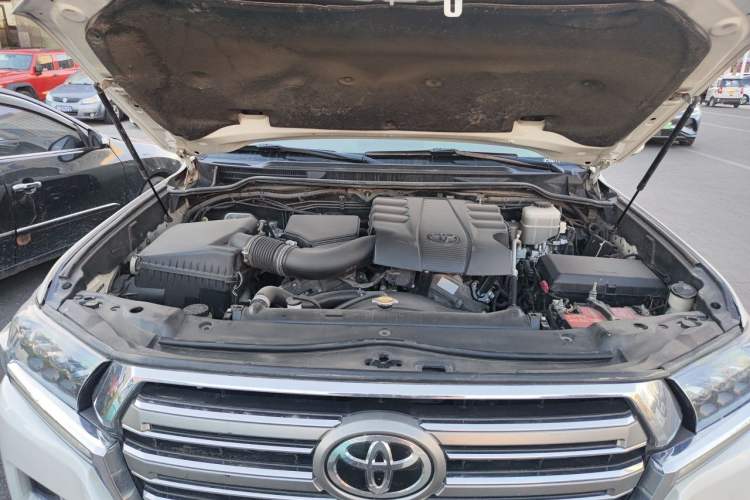 Used Toyota Land Cruiser  Engine Bay