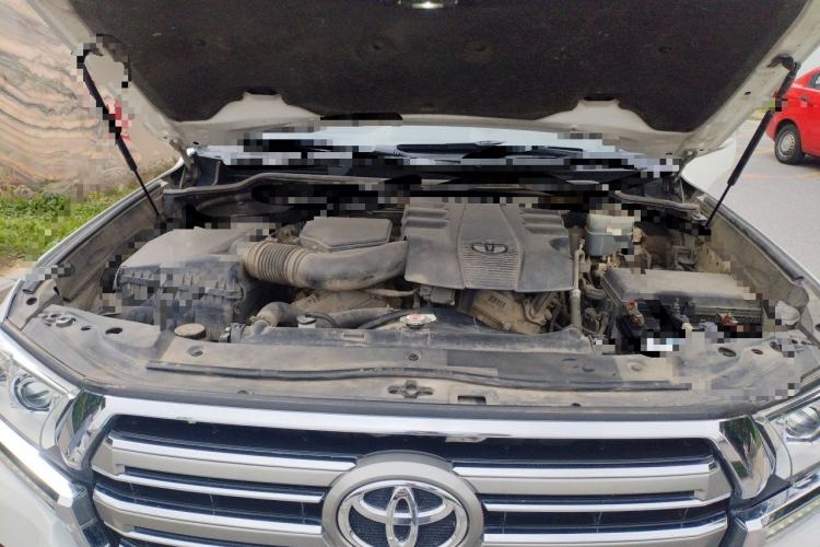 Used Toyota Land Cruiser  Engine Bay