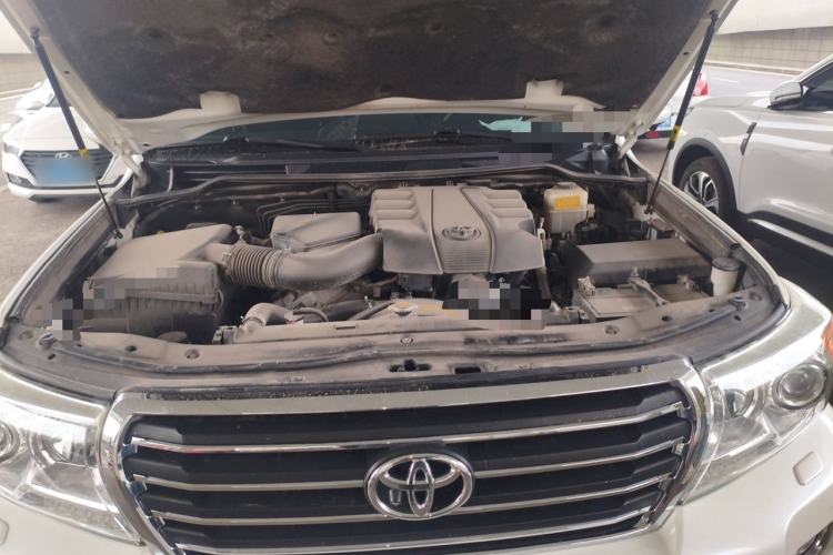 Used Toyota Land Cruiser  Engine Bay