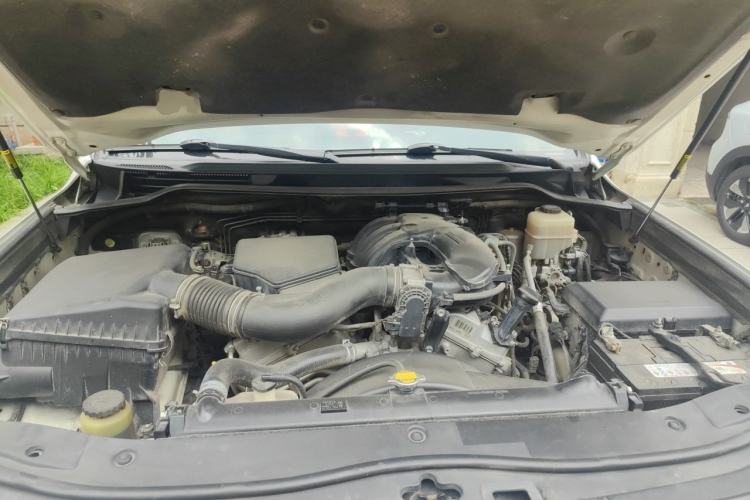 Used Toyota Land Cruiser 2015 4.0L 5-Seater Middle East Version Engine Bay