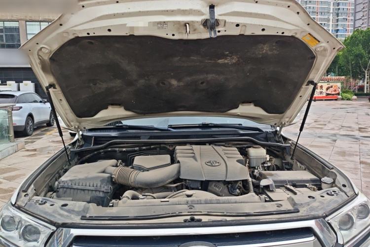 Used Toyota Land Cruiser 2015 4.0L VX-R 8-Seater Middle East Version Engine Bay