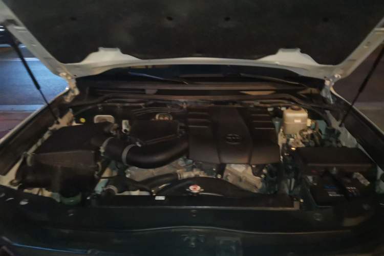 Used Toyota Land Cruiser 2015 4.0L V6 Middle East Limited Edition Engine Bay