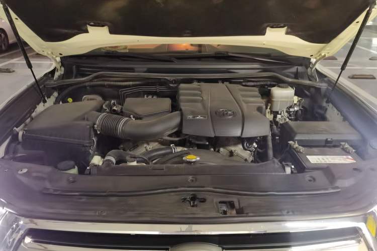 Used Toyota Land Cruiser 2015 4.0L V6 Middle East Limited Edition Engine Bay